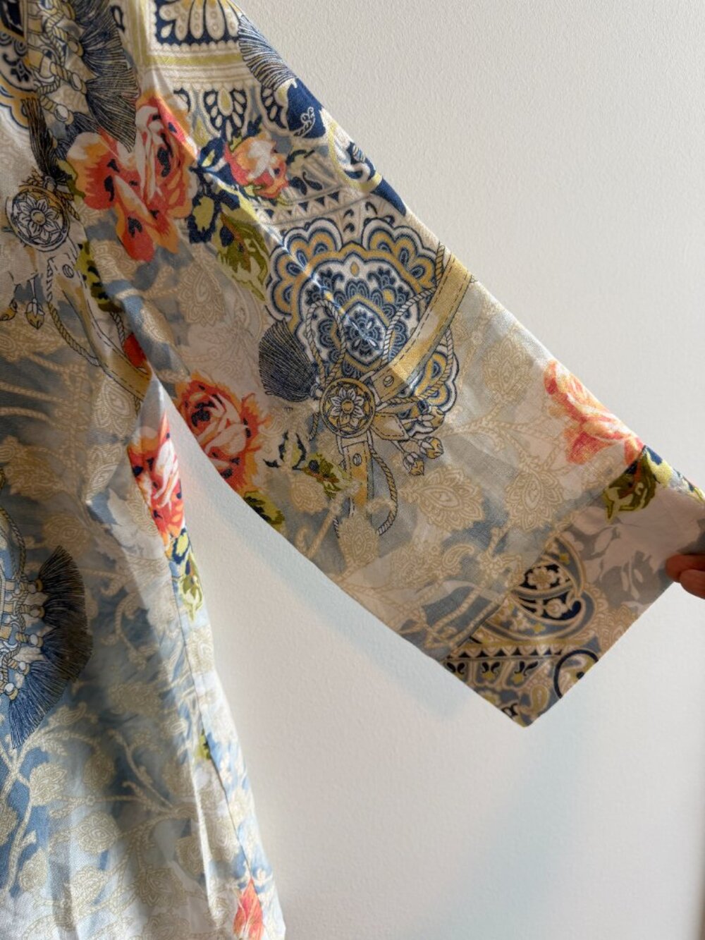 Chicos Linen Blouse Blue Floral Paisley Button Front Lightweight Summer Top SZ 1 - Picture 7 of 12